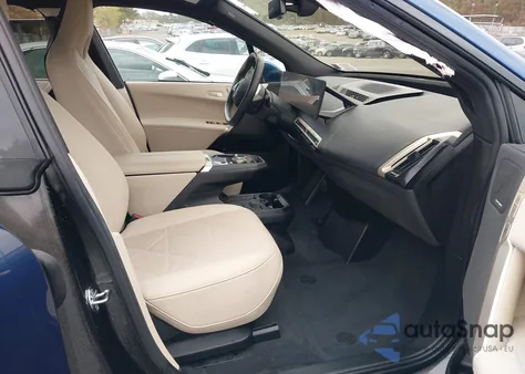 2025 BMW Ix xDrive50 z USA, uszkodzony, nr VIN WB523CF03SCU67273